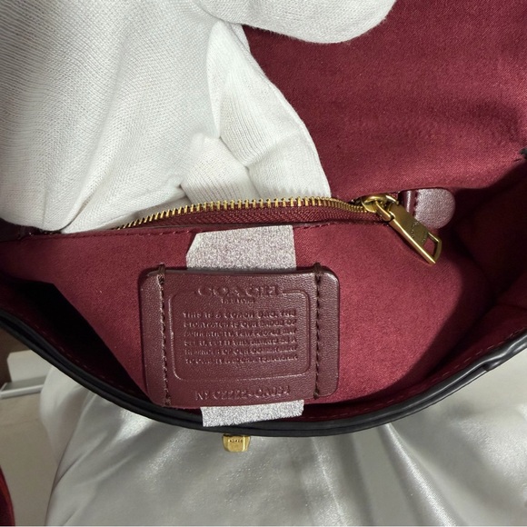 ❤️ COACH 🌺 willow saddle bag Black Pebbled Leather Crossbody Red and black Strap - Picture 10 of 17